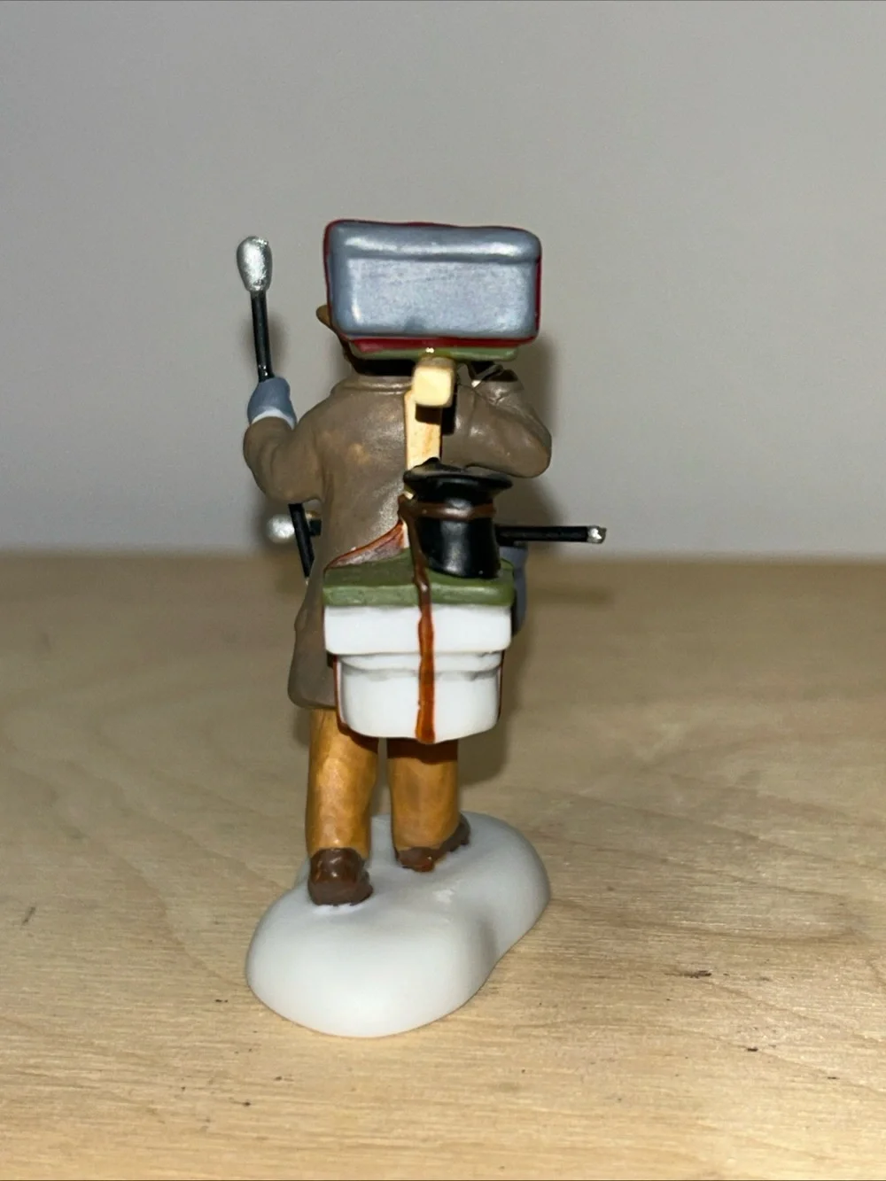 DEPT 56 HERITAGE VILLAGE DICKENS SERIES THE BEST IN HATS & WALKING STICKS
